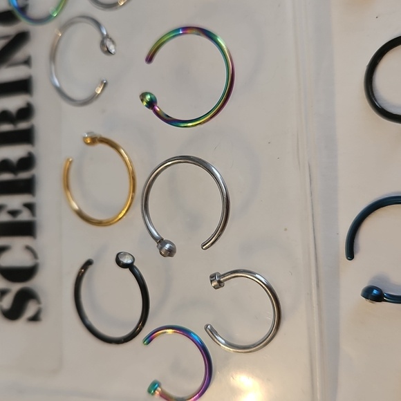 18 Body Jewelry Rings in Scerring Bag - Picture 3 of 5